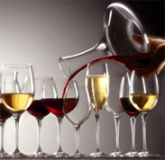Produttori di vini d'esportazione, i vini possono essere classificati sia in funzione del vitigno (variet di vite utilizzata per la produzione) che in funzione della zona di produzione. I vitigni pi famosi e diffusi nel mondo (i cosiddetti "Vitigni internazionali" o "Alloctoni") sono fra i rossi il Cabernet-Sauvignon, il Cabernet franc, il Merlot, il Pinot noir, lo Zinfandel e il Syrah; tra i bianchi il Sauvignon blanc, lo Chardonnay, il Muscat ed il Riesling Le zone di produzione pi famose nel mondo sono, oltre alle diverse regioni dell'Italia, la provincia di Bordeaux, la Borgogna, la Champagne e l'Alsazia in Francia, La Rioja in Spagna e la Napa Valley in California